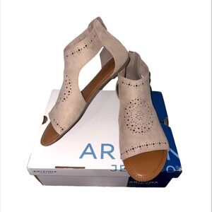 NWB Arizona Jean Co Tawny Taupe Sandals Faux Suede Cut Out Flats Women Size 7.5M